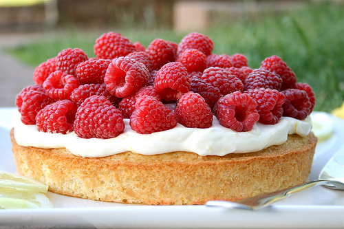 Lemon and Raspberry Summer Cake