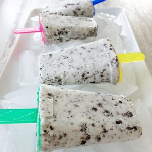 Skinny Cookies and Cream Popsicles