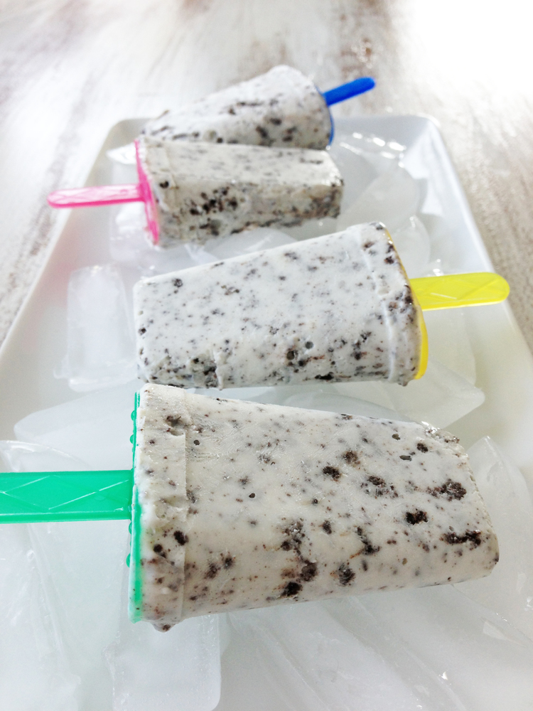 Skinny Cookies and Cream Popsicles