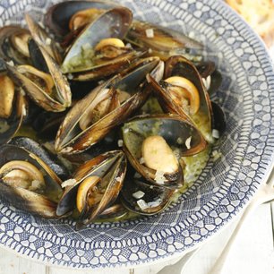 Mussels Steamed in Wine with Parsley Pesto